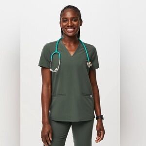 FIGS Women's Casma 3-Pocket Scrub Top in Moss Green. Size: XS. Like new.